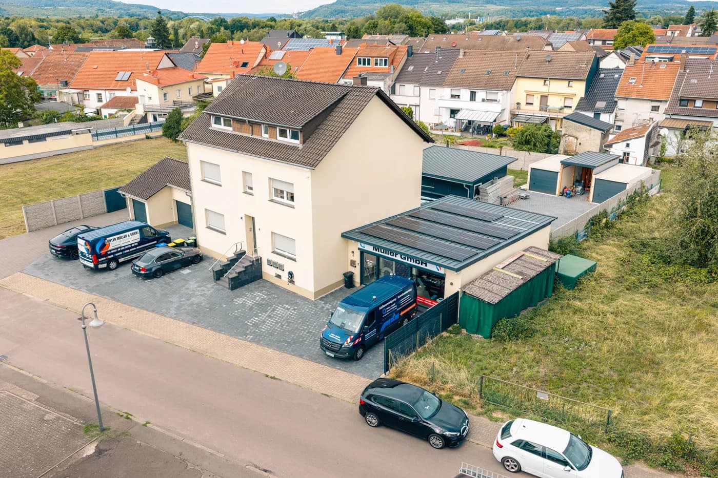 Luftbild des Betriebshofs der Müller GmbH in Rehlingen-Siersburg mit den Einsatzfahrzeugen