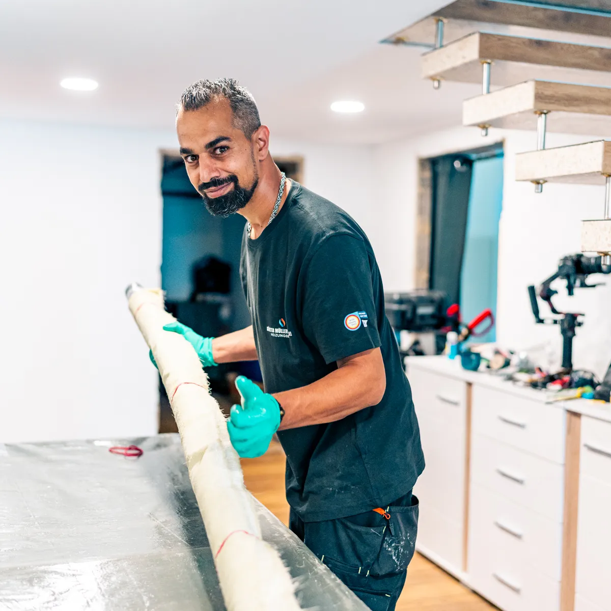 Monteur der Müller GmbH mit dem eingezogenen Liner für die Rohrsanierung